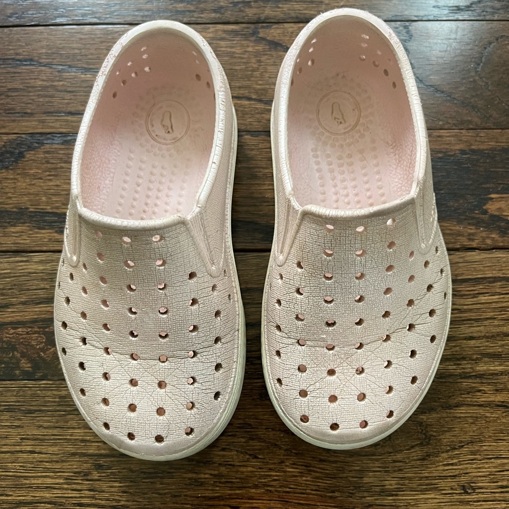 Native Miles Pink Iridescent, size 9